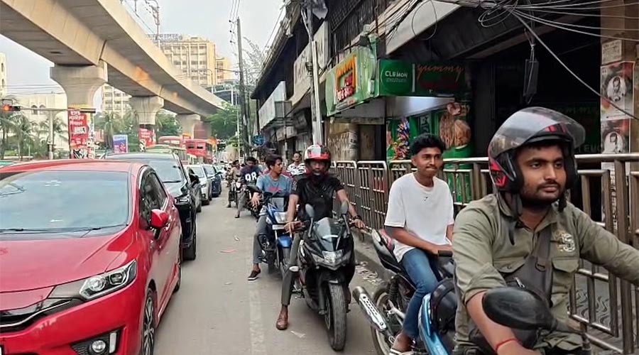 fuel-pump-long-queue-dhaka-heat_69e85c6f8a176-1776835695