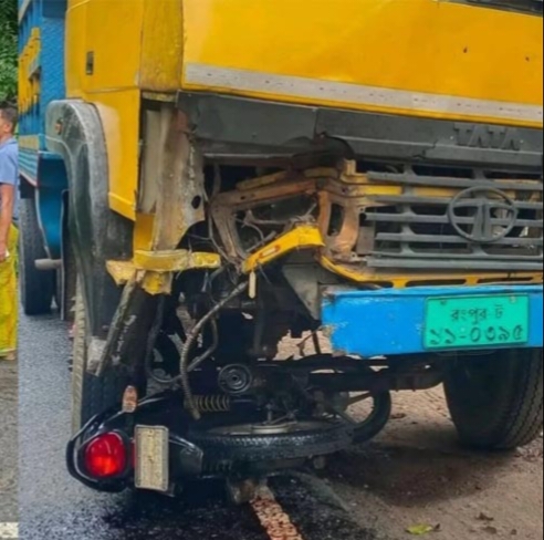 ট্রাকের সঙ্গে মোটরসাইকেলের মুখোমুখি সংঘর্ষে প্রাণ গেল তিনজনের
