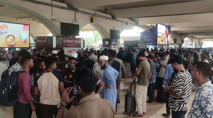 ঈদযাত্রা: কমলাপুর রেল স্টেশনে উপচে পড়া ভিড়, ট্রেন বিলম্ব