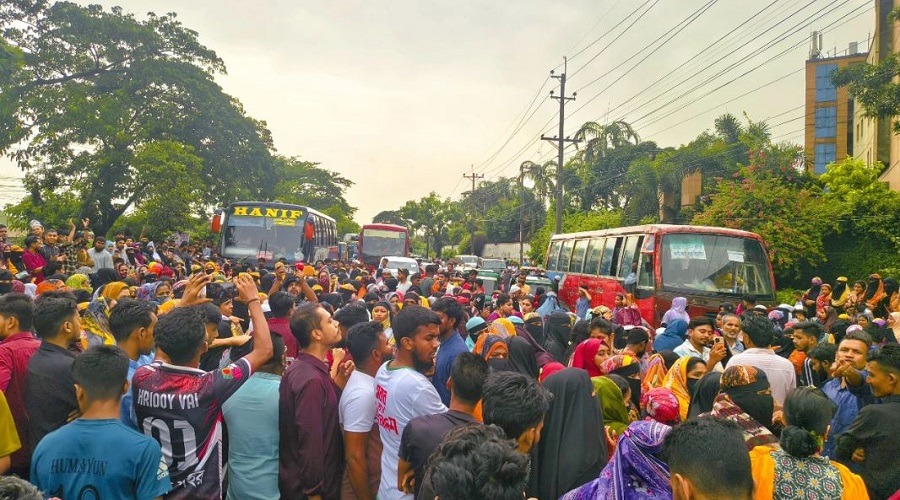 সোনারগাঁয়ে পোশাক শ্রমিকদের মহাসড়ক অবরোধ