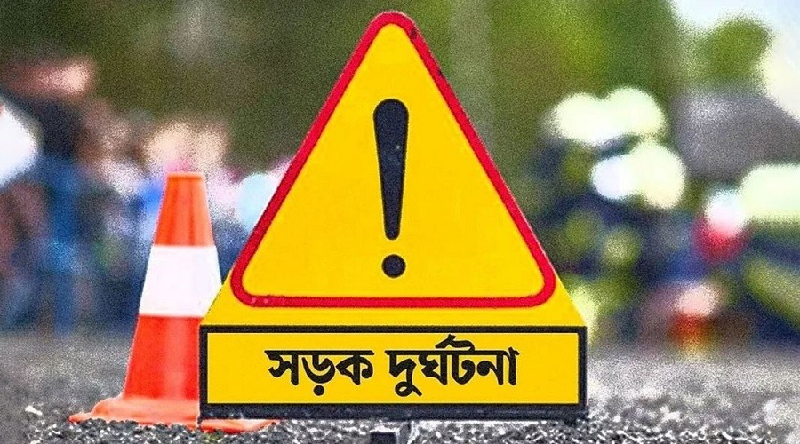 নর্দ্দায় রোড ডিভাইডার ভেঙে বাসের মুখোমুখি সংঘর্ষ, ৪ যাত্রী নিহত
