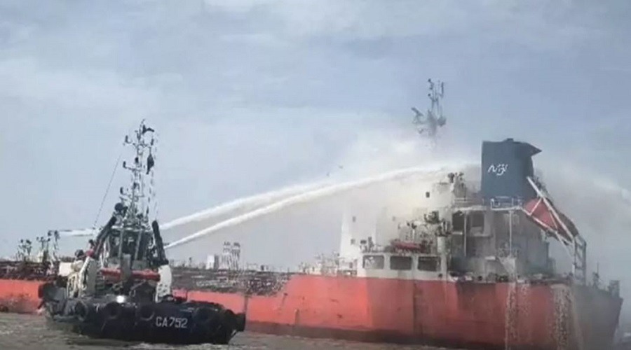 সাড়ে চার ঘণ্টার চেষ্টায় নিয়ন্ত্রণে এলো জাহাজের আগুন