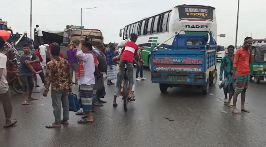 ঝক্কি এড়াতে ঈদের পরদিনও ঢাকা ছাড়ছেন অনেকে