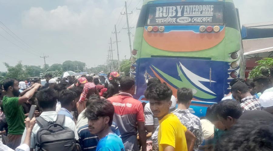 নেত্রকোনায় বাসচাপায় মা-মেয়েসহ অটোরিকশার তিন যাত্রী নিহত