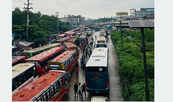 চন্দ্রায় টিকিট কাউন্টার বন্ধ করায় ভুগান্তিতে যাত্রীরা