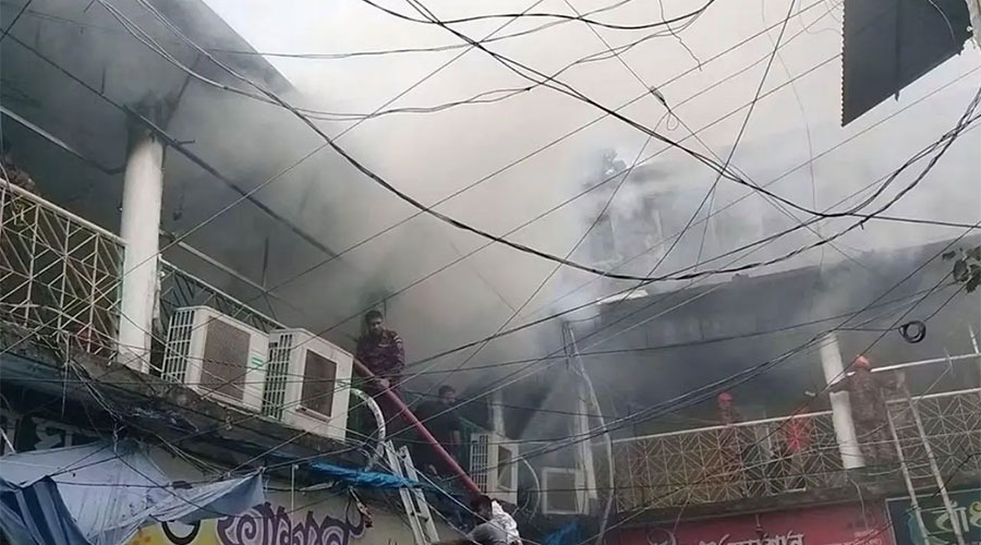 চাঁপাইনবাবগঞ্জের নিউ মার্কেটে আগুন, ২ ঘণ্টা পর নিয়ন্ত্রণে