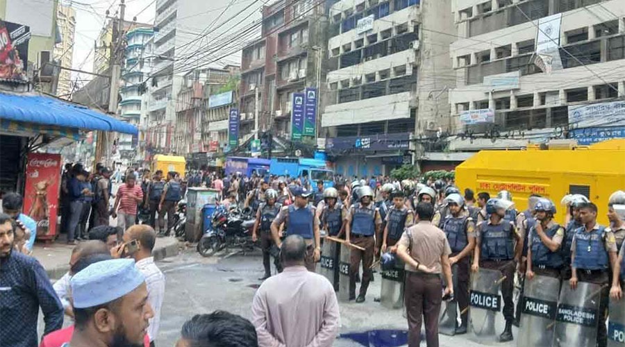 ইসলামী ব্যাংকের চেয়াম্যানের পদত্যাগ দাবি, বিক্ষোভকারীদের ওপর পুলিশের লাঠিচার্জ