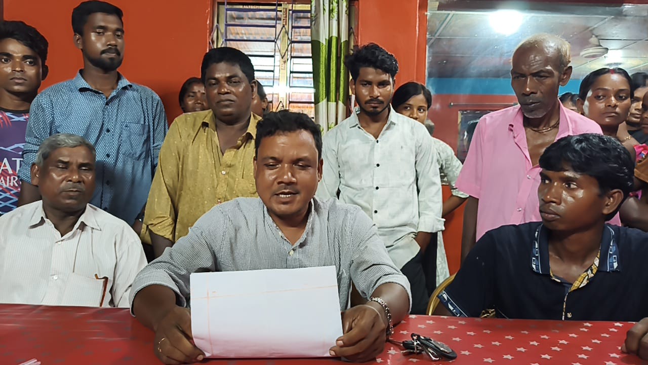 সাপাহারে জাতীয় আদিবাসী পরিষদের উপজেলা কমিটি গঠন নিয়ে বিতর্ক, সংবাদ সম্মেলনে কমিটি বর্জনের ঘোষণা