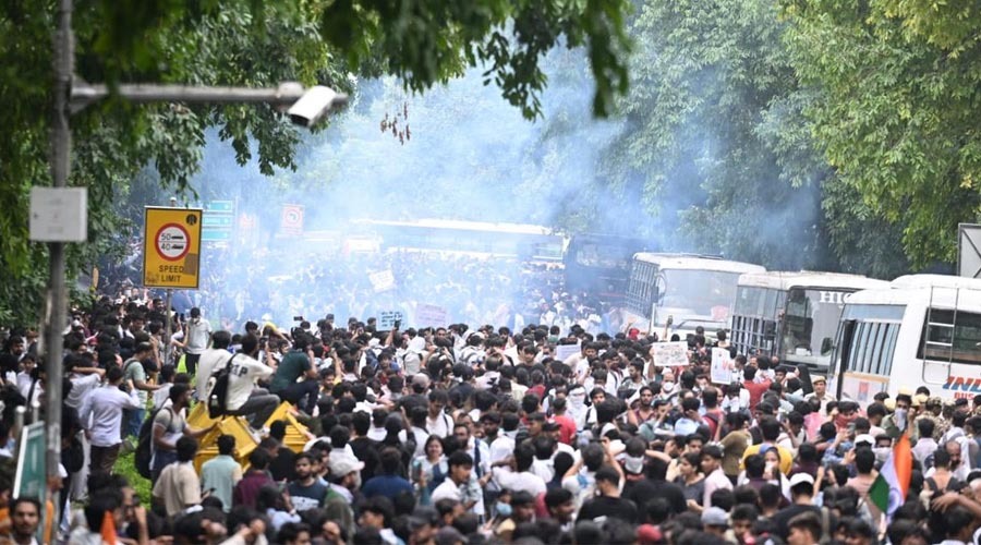ব্যারিকেড ভেঙে সংসদের দোরগোড়ায় হাজারো ছাত্র, দিল্লিতে ফের উত্তেজনা