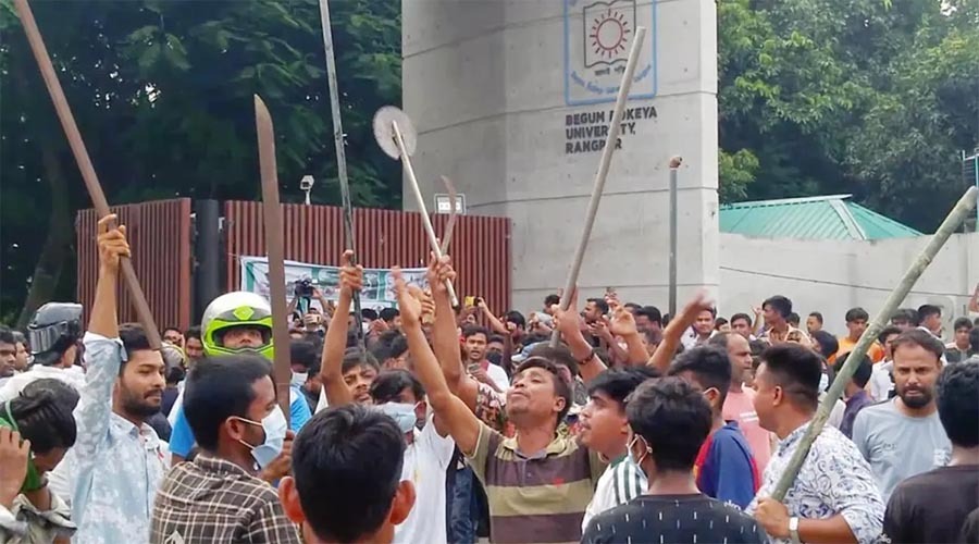 দেশীয় অস্ত্র-লাঠিসোঁটা নিয়ে বেরোবির ফটকে বিএনপির নেতা-কর্মীরা, উত্তপ্ত পরিস্থিতি