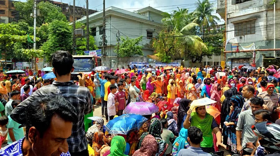 বকেয়া বেতনের দাবিতে চট্টগ্রামে পোশাক শ্রমিকদের সড়ক অবরোধ