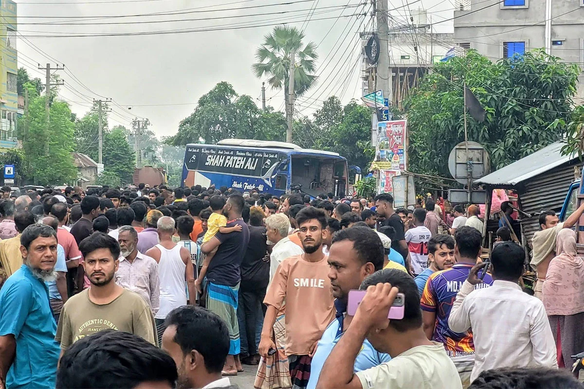 বগুড়ায় নিয়ন্ত্রণ হারিয়ে শ্রমিকদের ওপর বাস, নিহত ৭