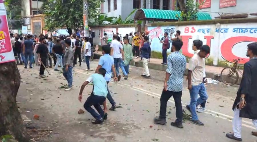 ঢাকা আলিয়া মাদ্রাসার সামনে ছাত্রদল-শিবিরের সংঘর্ষ, আহত কয়েকজন