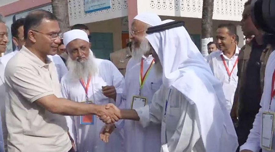 বাবুনগরে হেফাজত আমিরকে জড়িয়ে ধরলেন প্রধানমন্ত্রী