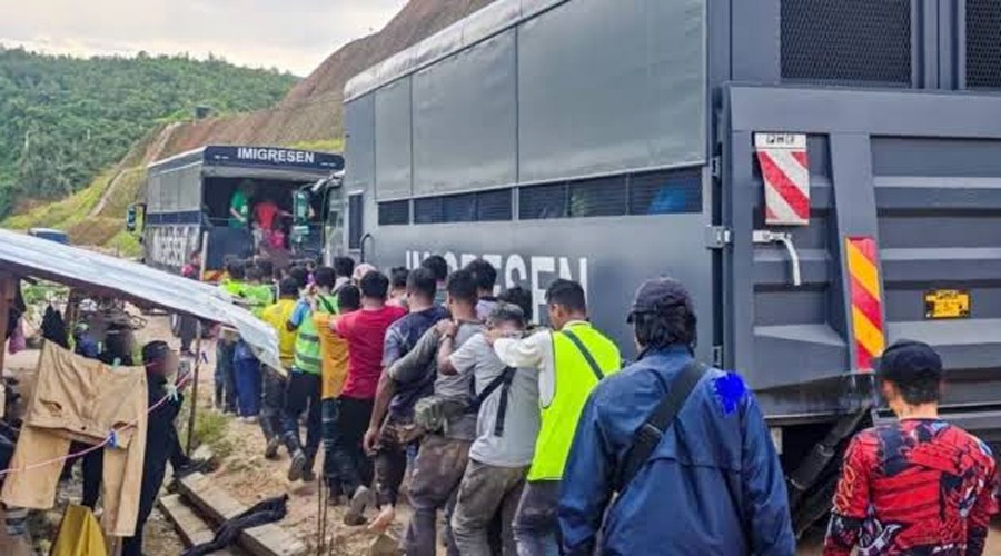 মালয়েশিয়ায় বড় ধরনের অভিযান, ৩৭০ বাংলাদেশিসহ ১,০৪৩ আটক