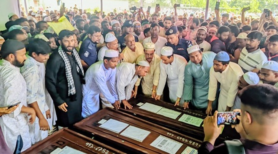 সৌদিতে অগ্নিকান্ডে মারা যাওয়া নওগাঁর ৭ জনের জানাজা সম্পন্ন