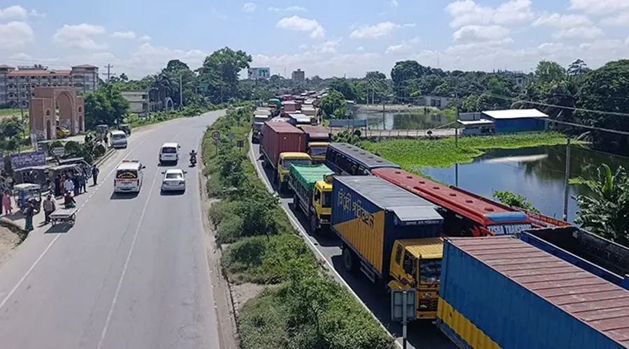 প্রায় ২৪ ঘণ্টা পর যান চলাচল স্বাভাবিক ঢাকা-চট্টগ্রাম মহাসড়কে