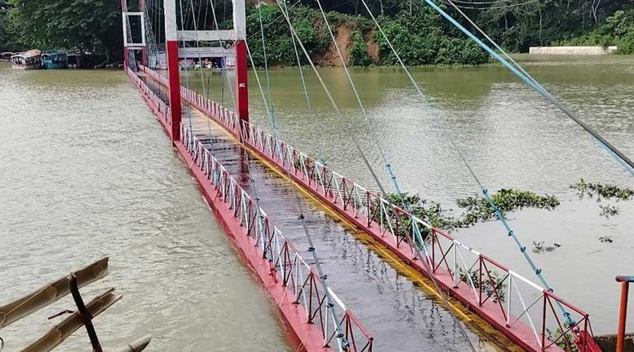 পানিতে ডুবল রাঙ্গামাটির কাপ্তাই হ্রদের ঝুলন্ত সেতু, পর্যটকদের চলাচলে নিষেধাজ্ঞা