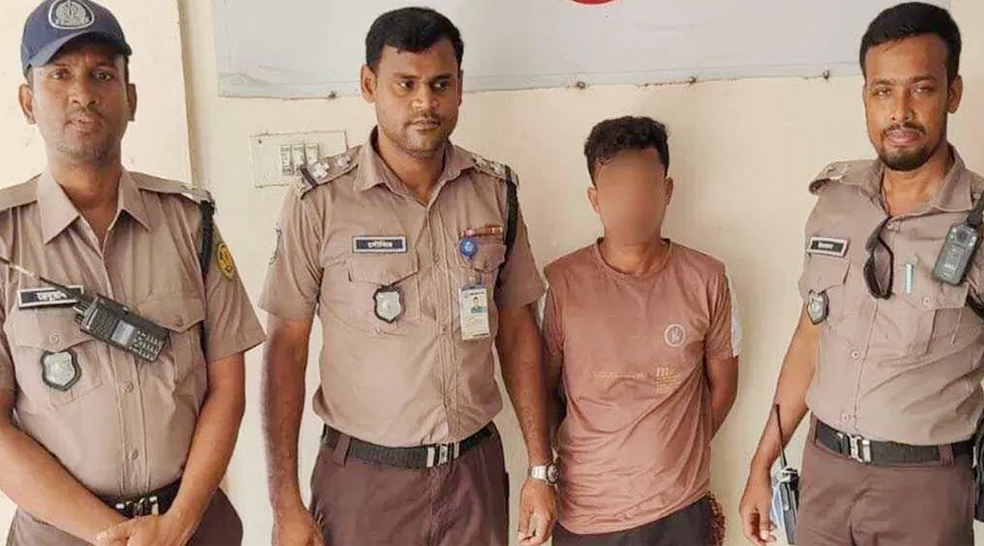 পথচারীকে চাপা দিয়ে পালানোর চেষ্টা: আটক বাস চালক