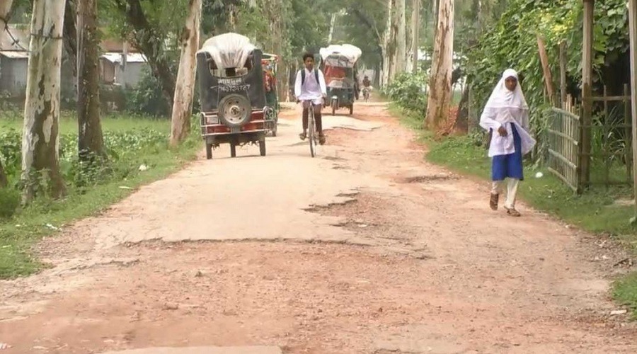 গ্রামীণ জনপদের মানুষের দুর্ভোগ কমাতে সড়ক সংস্কার ও রক্ষণাবেক্ষণের উদ্যোগ
