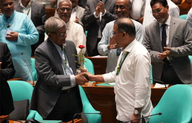 নতুন রাষ্ট্রপতিকে লাল গোলাপ দিয়ে শুভেচ্ছা জানিয়েছেন প্রধানমন্ত্রী