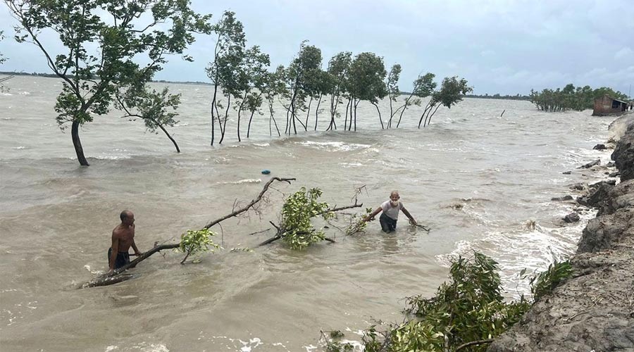 দেশের উপকূলীয় এলাকায় ঝুঁকিপূর্ণ বেড়িবাঁধে ঝড়-জলোচ্ছ্বাসে বিপর্যয়ের শঙ্কা বাড়াচ্ছে