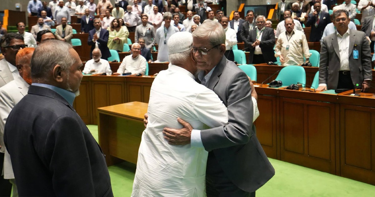 রাষ্ট্রপতি নির্বাচিত হওয়ায় মির্জা ফখরুলকে বুকে টেনে অভিনন্দন শফিকুর রহমান