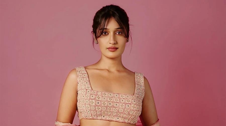 অন্তরঙ্গ দৃশ্যে আপত্তি, শেষ পর্যন্ত সিনেমা ছাড়তে হয় নীহারিকাকে