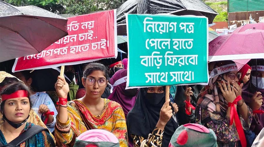 আগস্টেই যোগদানের দাবিতে শাহবাগে প্রাথমিকের সুপারিশপ্রাপ্ত শিক্ষকদের অবস্থান
