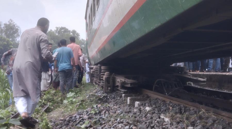 সিরাজগঞ্জে সিল্কসিটির বগি লাইনচ্যুত, ঢাকার সঙ্গে উত্তরাঞ্চলের রেল যোগাযোগ বন্ধ