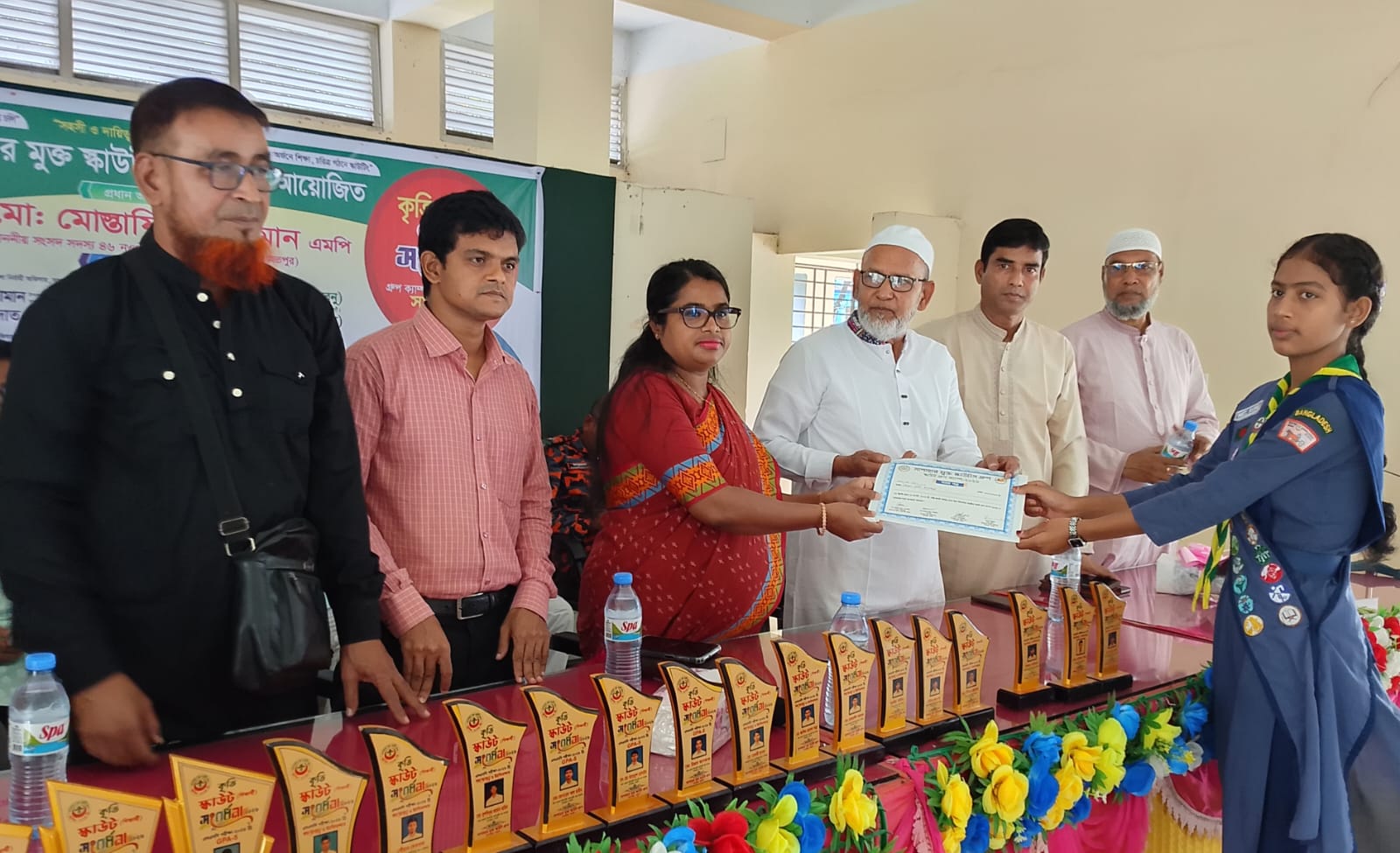 সাপাহারে কৃতি স্কাউট শিক্ষার্থীদের সংবর্ধনা ও সনদপত্র বিতরণ