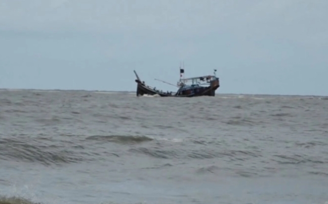 উত্তাল সাগরে ট্রলারডুবি, উদ্ধার ৯ মাঝি-মাল্লা