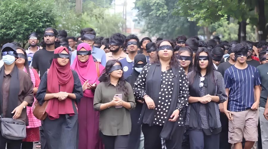 চুয়েটে চোখে কালো কাপড় বেঁধে শিক্ষার্থীদের মিছিল, সাবেক ভিসিকে পুনর্বহালের দাবি
