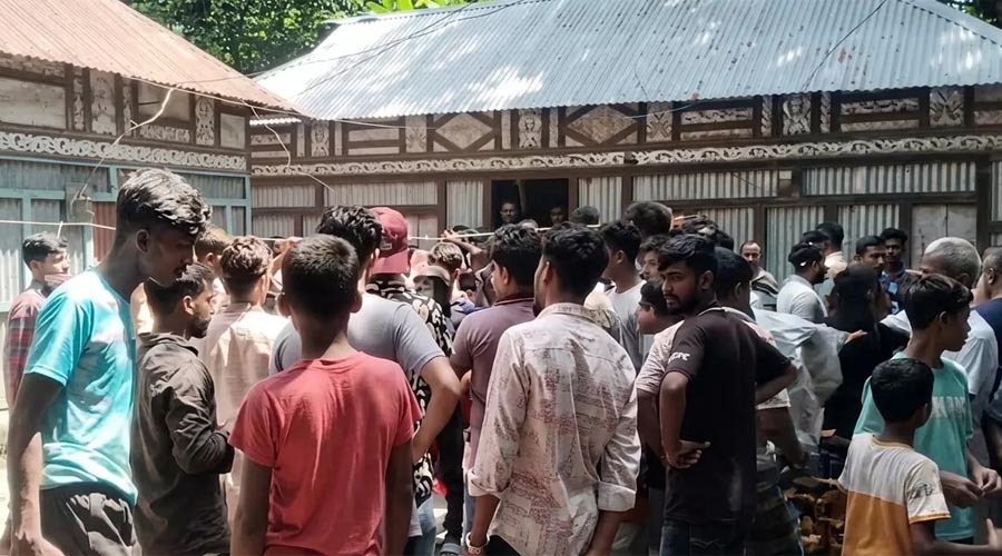 আত্মহত্যায় বাধা দেওয়ায় মা ও ভাতিজিকে হত্যা, দেবিদ্বারে যুবক আটক