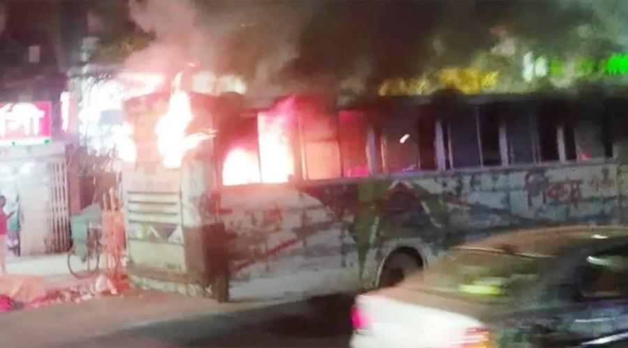 মিরপুরে চলন্ত অবস্থায় যাত্রীবাহী বাসে আগুন