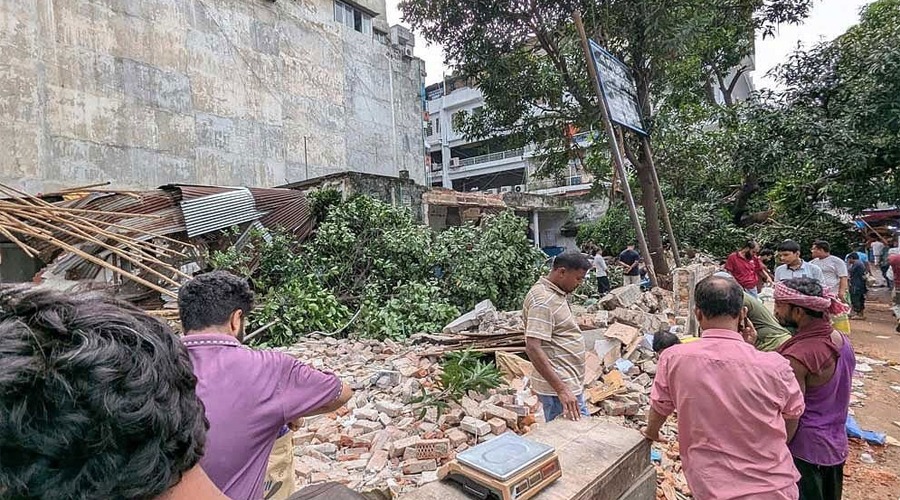 মধ্যরাতে স্বাস্থ্যসেবা কেন্দ্র ভাঙচুরের ঘটনায় গ্রেপ্তার ৪