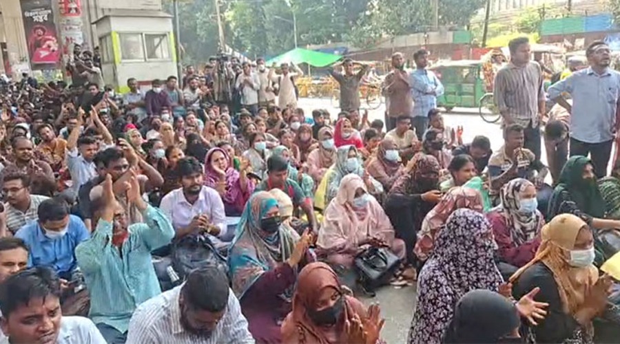 প্রাথমিকের নিয়োগবঞ্চিতদের শাহবাগে অবস্থান