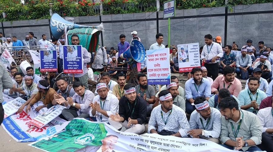 ইসলামী ব্যাংক ঘিরে মতিঝিলে দুই পক্ষের অবস্থান, চলছে পাল্টাপাল্টি স্লোগান