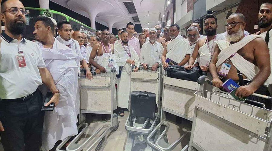 নিজ অর্থায়নে ৪৭ নেতাকর্মীকে ওমরাহ পালনে পাঠালেন বাবর