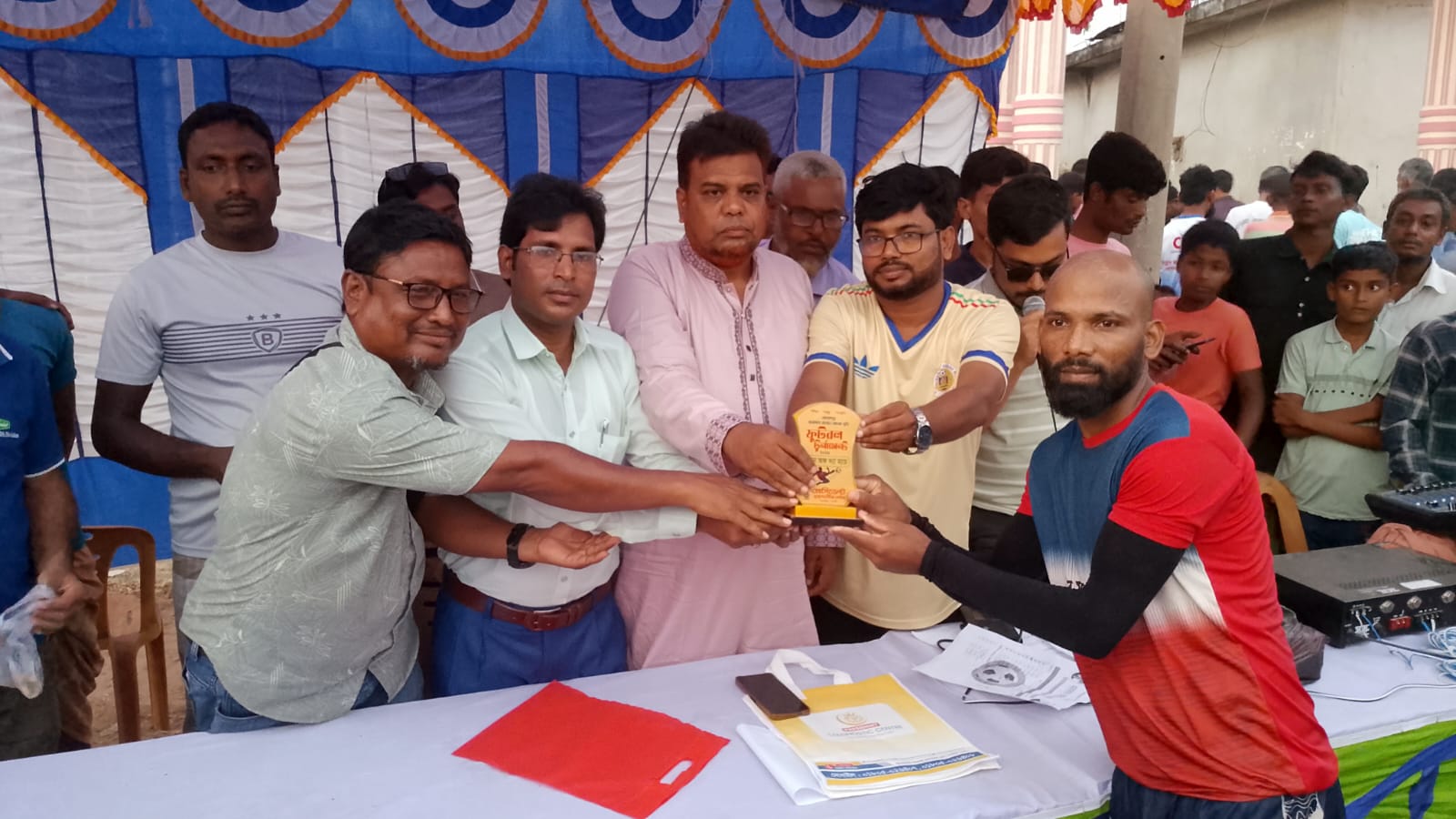 সাপাহারে আরাফাত রহমান কোকো স্মৃতি ফুটবল টুর্নামেন্টের ৩য় ম্যাচ অনুষ্ঠিত