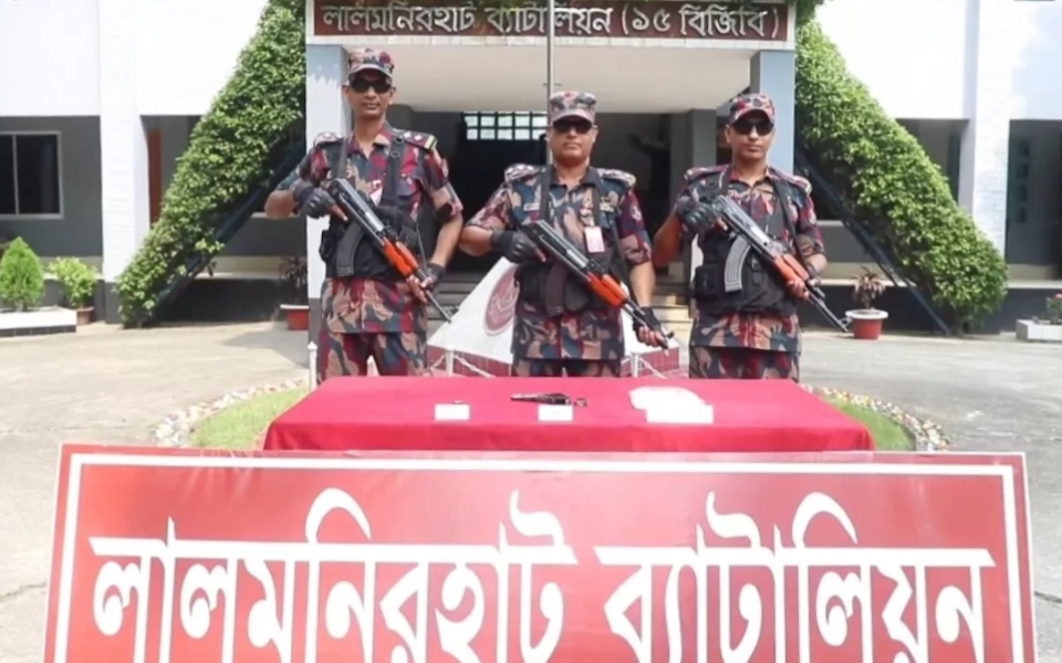 সীমান্তে পিস্তল, গুলি ও ‘আইস’ উদ্ধার