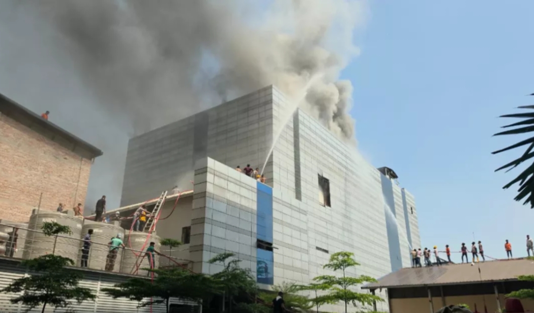 টঙ্গীতে ড্রাগ ইন্টারন্যাশনালের কারখানায় আগুন নিয়ন্ত্রণে কাজ করছে ২০ ইউনিট