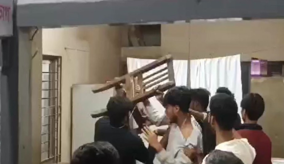 লক্ষ্মীপুরে হাসপাতালের জরুরি বিভাগে ঢুকে স্বেচ্ছাসেবক দল নেতাকে পেটালেন ছাত্রদল নেতা