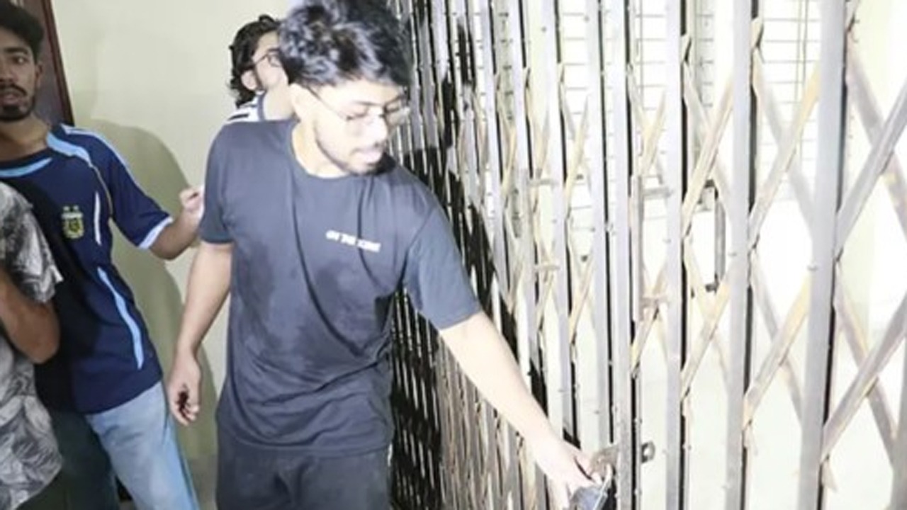 চুয়েটে উপাচার্যকে ভেতরে রেখে ভবনে তালা দিলেন শিক্ষার্থীরা