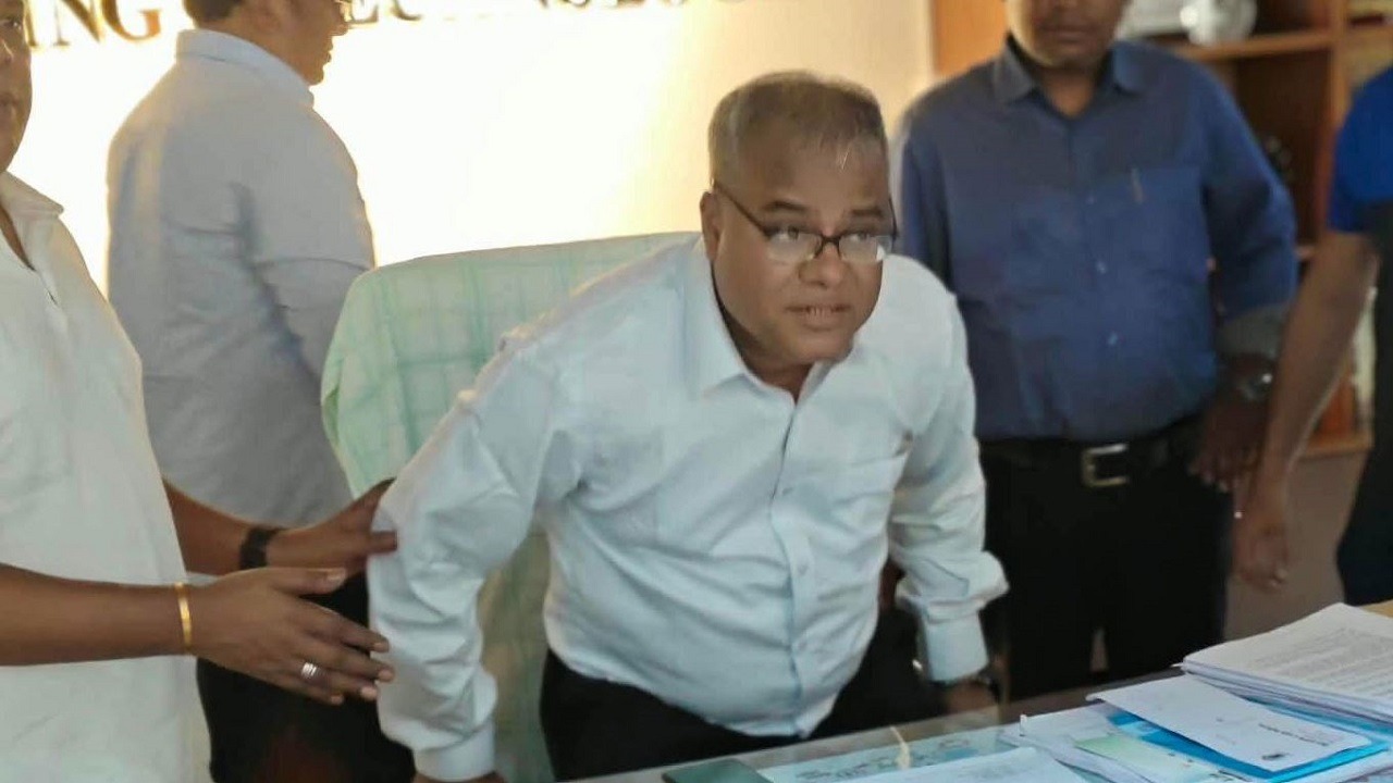২৩ ঘণ্টা পরেও নিজ কার্যালয়ে অবরুদ্ধ রয়েছেন চুয়েট উপাচার্য