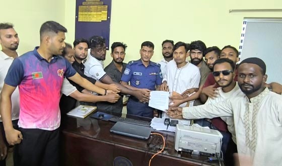 আমির হামজার মাহফিলে রাজনৈতিক বক্তব্য বন্ধে প্রশাসনের নিকট স্মারকলিপি ছবি: সংগৃহীত