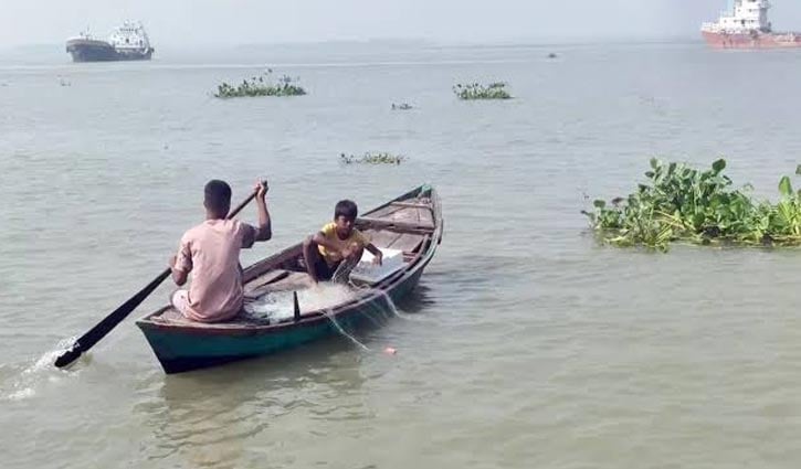 ভোলার শিশুদের হাতে জাল‑বই বিতরণে উদ্বেগের সঞ্চার ছবি: সংগৃহীত