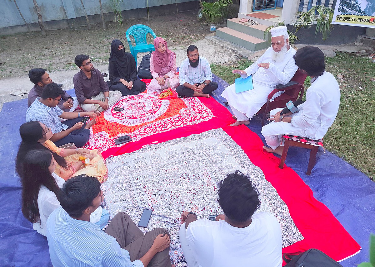 যুদ্ধের গল্প শুনতে মুক্তিযোদ্ধার উঠানে বরিশাল বিশ্ববিদ্যালয় বন্ধুসভা ছবি: সংগৃহীত