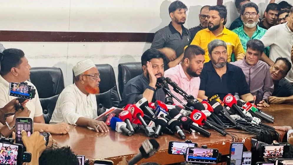 বিতর্কের মুখে মন্ত্রিসভা থেকে পদত্যাগ করলেন ইশরাক হোসেন