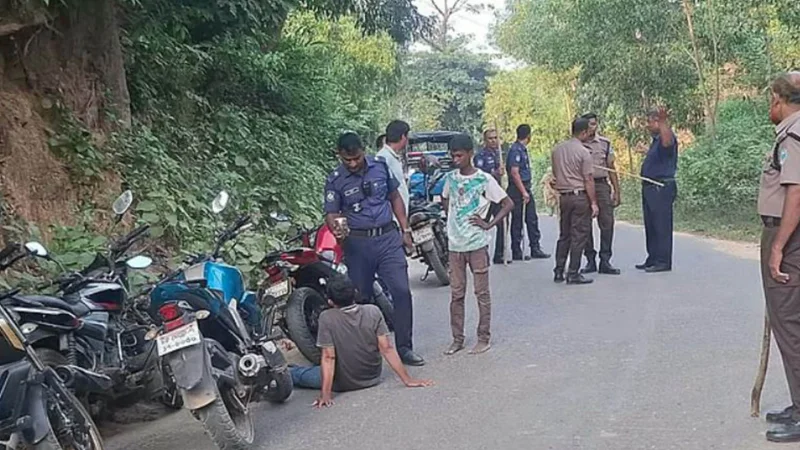 কক্সবাজারে ব্যস্ত সড়কে দিনের আলোয় অস্ত্রের মুখে অর্ধশতাধিক যানবাহনে লুটপাট